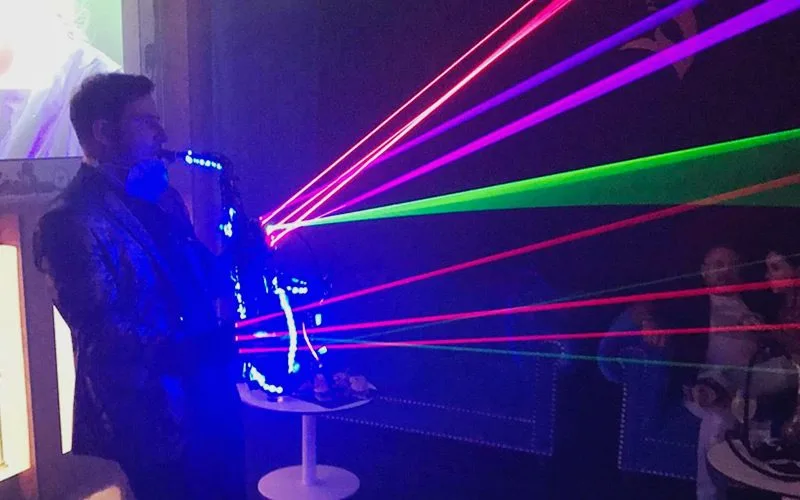 Saxofonista LED — Música para bodas en Bogotá