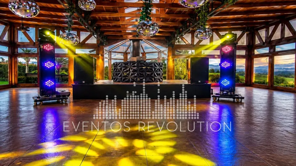 EVENTOS REVOLUTION S.A.S — Hora loca y animación en Bogotá